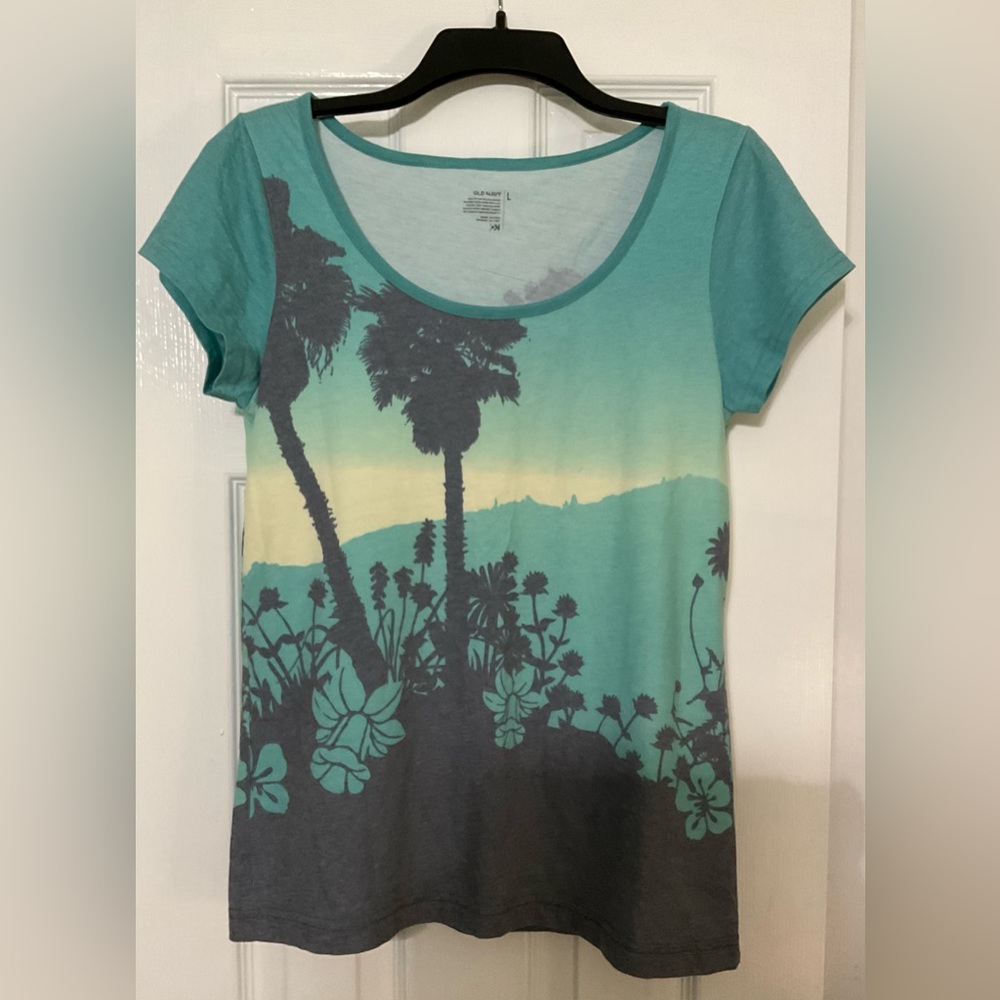 Old Navy Green Short Sleeve T-Shirt with Palm Tree Design